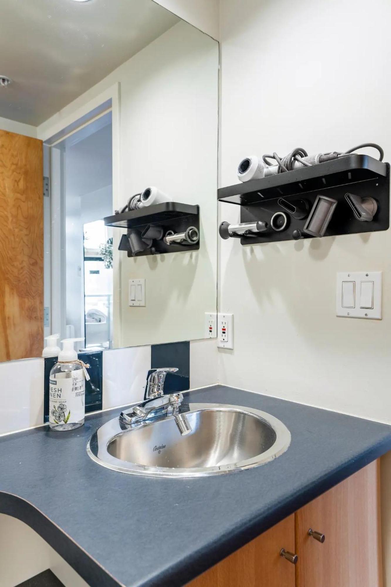 Loft In Downtown Vancouver With Free Parking 외부 사진